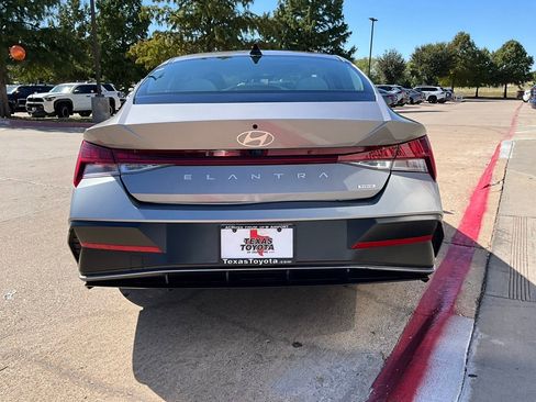 Used 2025 Hyundai Elantra Limited image 7