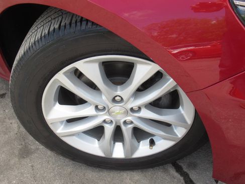 Used 2018 Chevrolet Malibu LT w/ Driver Confidence Package FWD image 4