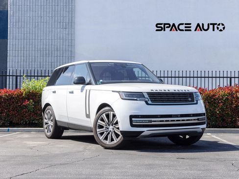 Used 2023 Land Rover Range Rover SE image 1