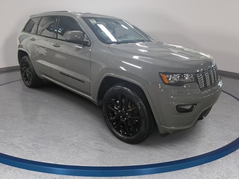 Used 2022 Jeep Grand Cherokee Laredo X RWD image 3