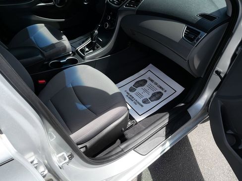 Used 2015 Hyundai Elantra SE FWD image 25