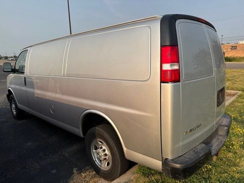 Used 2022 Chevrolet Express 3500 Extended w/ Driver Convenience Package RWD image 4