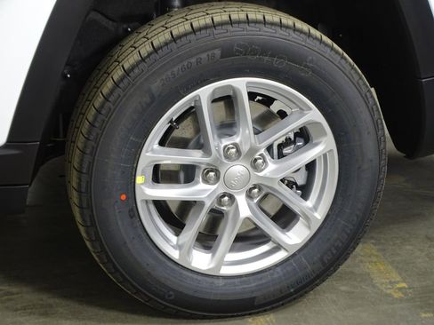 New 2025 Jeep Grand Cherokee L Laredo image 44