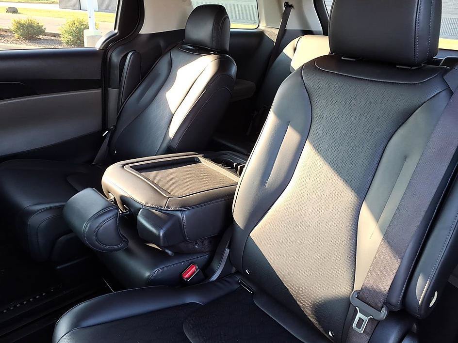 Used 2025 Kia Carnival FWD image 18