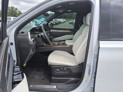Used 2026 Cadillac Escalade ESV Platinum Sport AWD/4WD image 5