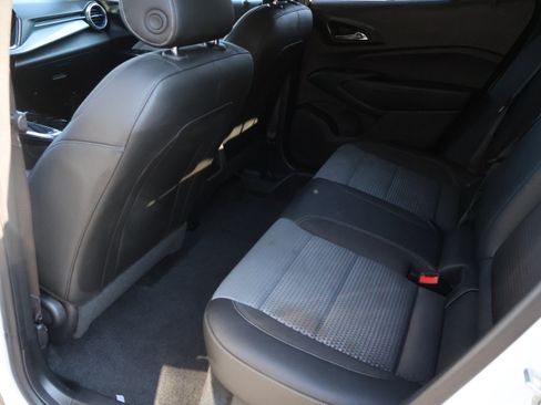 Used 2025 Chevrolet Trax LT w/ LT Convenience Package FWD image 18