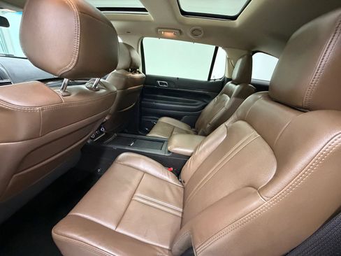 Used 2013 Lincoln MKT AWD image 16
