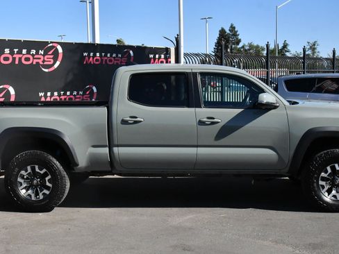 Used 2023 Toyota Tacoma TRD Off-Road w/ Black Out Package (TMS) AWD/4WD image 9