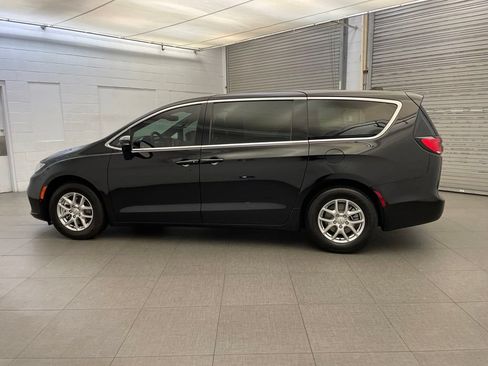 New 2026 Chrysler Pacifica Select FWD image 5