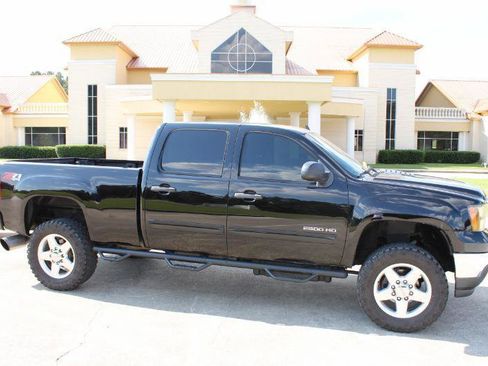Used 2014 GMC Sierra 2500 SLE w/ SLE Preferred Package AWD/4WD image 2