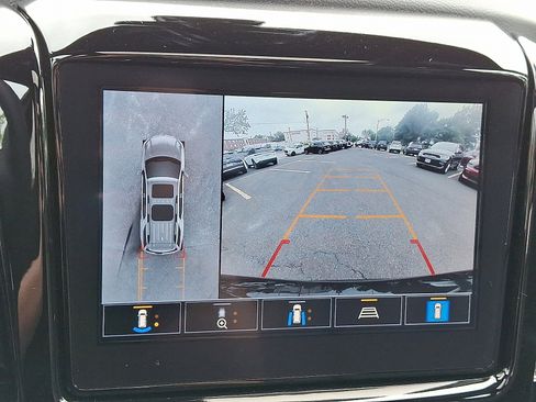 Used 2023 Chevrolet Traverse RS image 19