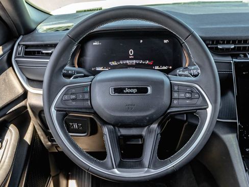 Used 2025 Jeep Grand Cherokee Laredo X RWD image 12