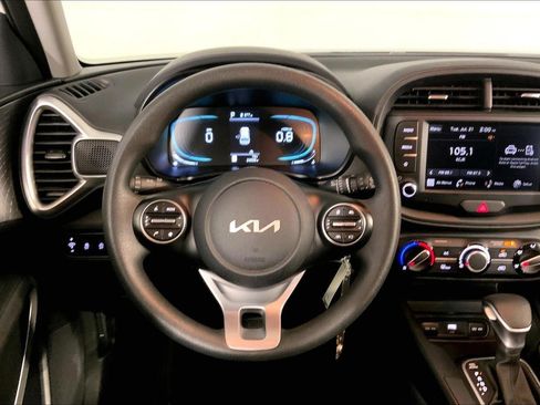 Used 2025 Kia Soul LX w/ LX Technology Package FWD image 5