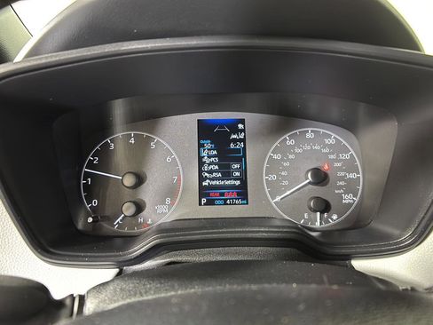 Used 2024 Toyota Corolla SE image 3