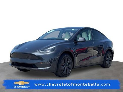 Used 2025 Tesla Model Y Long Range RWD image 1
