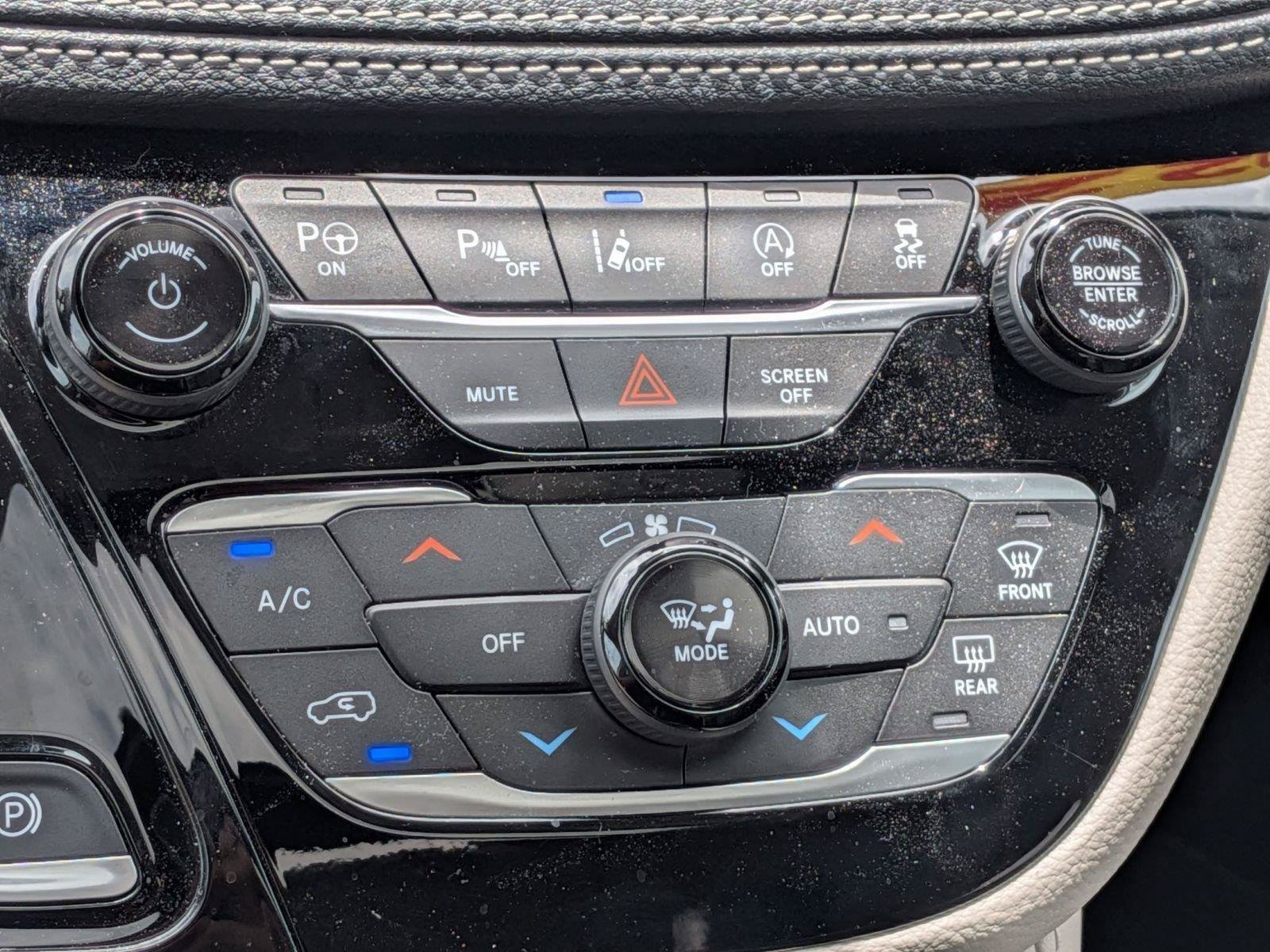 Used 2022 Chrysler Pacifica Limited AWD/4WD image 34
