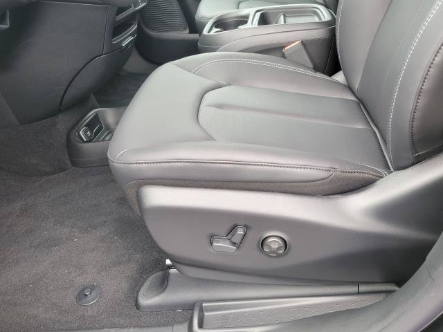 New 2027 Chrysler Pacifica Select FWD image 7