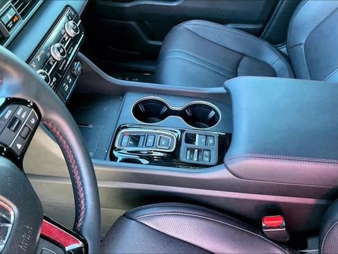 Used 2025 Honda Pilot Black Edition image 13