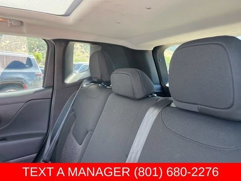 Used 2023 Jeep Renegade Latitude w/ Sun/Sound Group AWD/4WD image 16