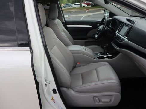Used 2019 Toyota Highlander XLE AWD/4WD image 25