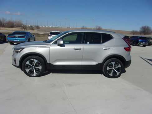 Used 2024 Volvo XC40 B5 Plus image 7