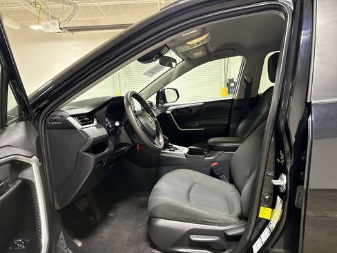 Used 2021 Toyota RAV4 LE AWD/4WD image 19