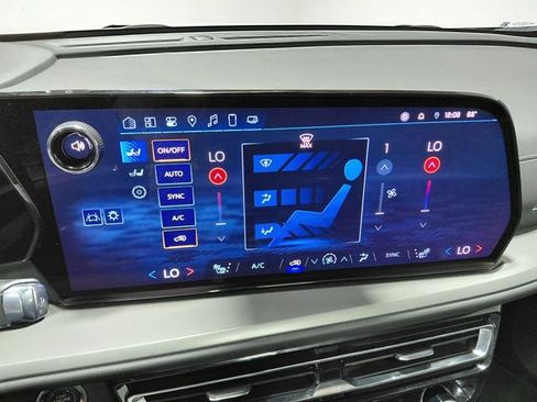 Used 2025 Chevrolet Traverse LT w/ Sun and Wheel Package AWD/4WD image 33