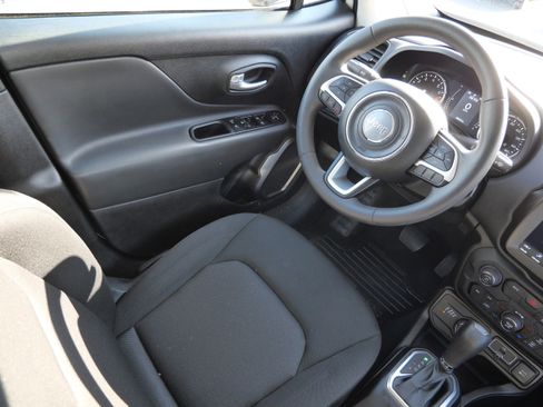 Used 2023 Jeep Renegade Latitude AWD/4WD image 9