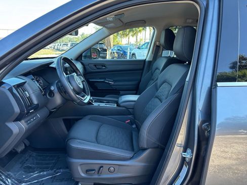 Used 2025 Nissan Pathfinder SV image 27