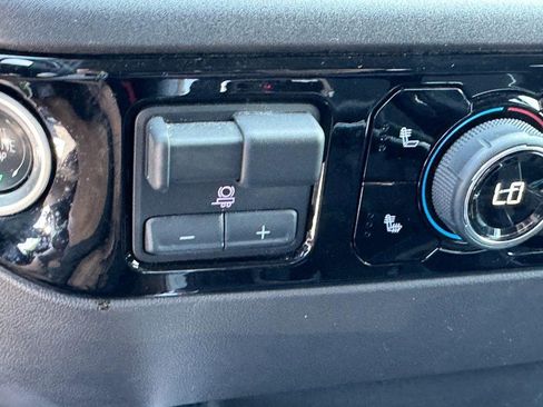 Used 2024 Chevrolet Silverado 1500 LT AWD/4WD image 22