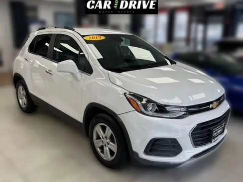 Used 2019 Chevrolet Trax LT w/ LT Convenience Package image 3