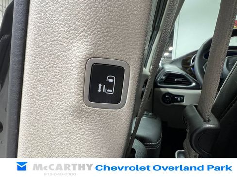 Used 2023 Chrysler Pacifica Limited image 30
