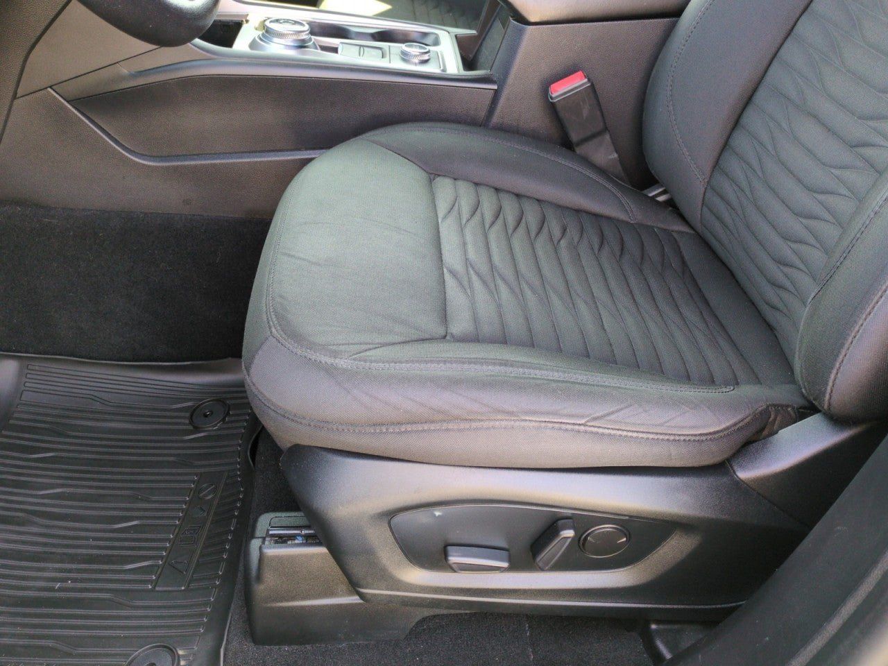 Used 2020 Ford Explorer XLT w/ Comfort Package AWD/4WD image 13