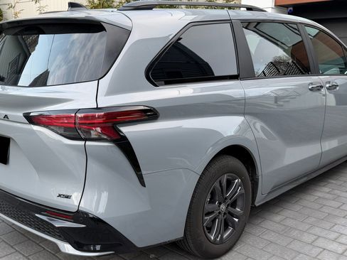 Used 2026 Toyota Sienna XSE image 5