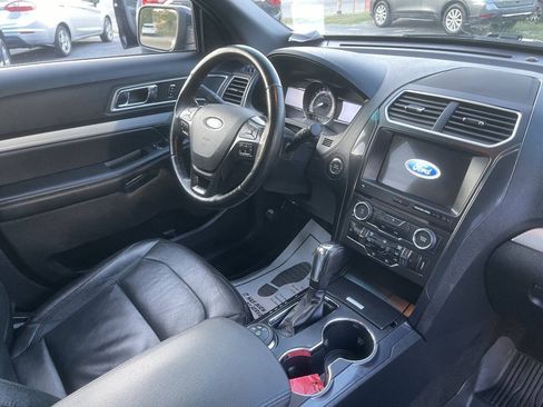 Used 2017 Ford Explorer XLT w/ Equipment Group 202A AWD/4WD image 28