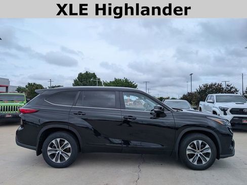 Used 2023 Toyota Highlander XLE AWD/4WD image 3