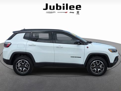 Used 2025 Jeep Compass Trailhawk w/ Trailer Tow Group AWD/4WD image 39