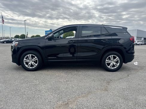Used 2024 GMC Terrain SLE image 3