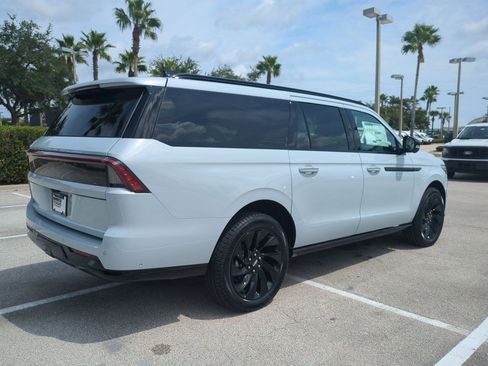 New 2025 Lincoln Navigator L Reserve w/ Jet Appearance Package image 4