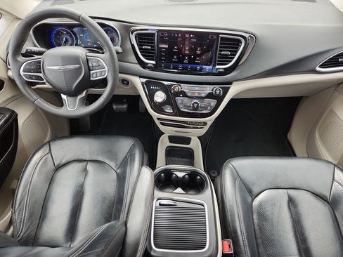Used 2022 Chrysler Pacifica Touring-L FWD image 12