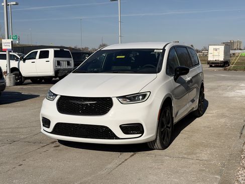 New 2026 Chrysler Pacifica Select image 17