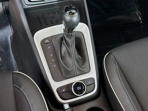 Certified 2025 Hyundai Venue Limited FWD image 18