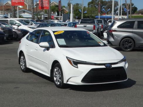 Used 2025 Toyota Corolla XLE FWD image 2