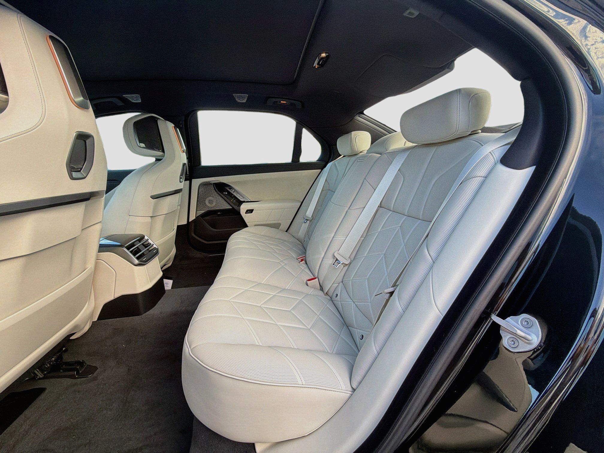 New 2027 BMW 740i w/ Executive Package RWD image 21