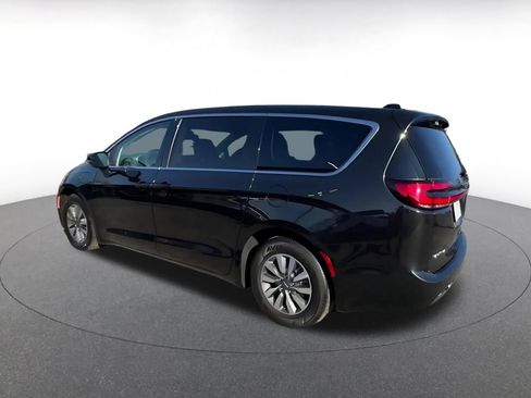 Used 2023 Chrysler Pacifica Touring-L image 10