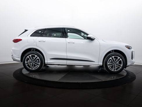 Certified 2025 Audi Q5 Premium w/ Convenience Package AWD/4WD image 3