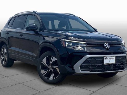 Used 2025 Volkswagen Taos SE image 2