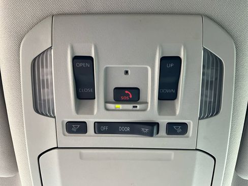 Used 2024 Toyota Highlander XLE AWD/4WD image 23