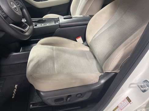 Used 2023 Nissan Rogue SV image 7