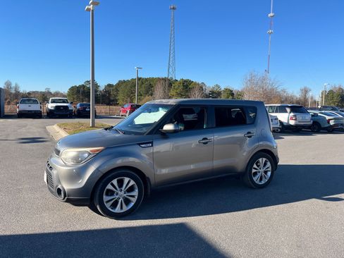 Used 2015 Kia Soul + image 4